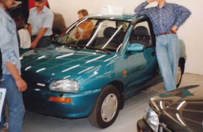 NOVÁ MAZDA 121 V AUTOSALONU (1993)